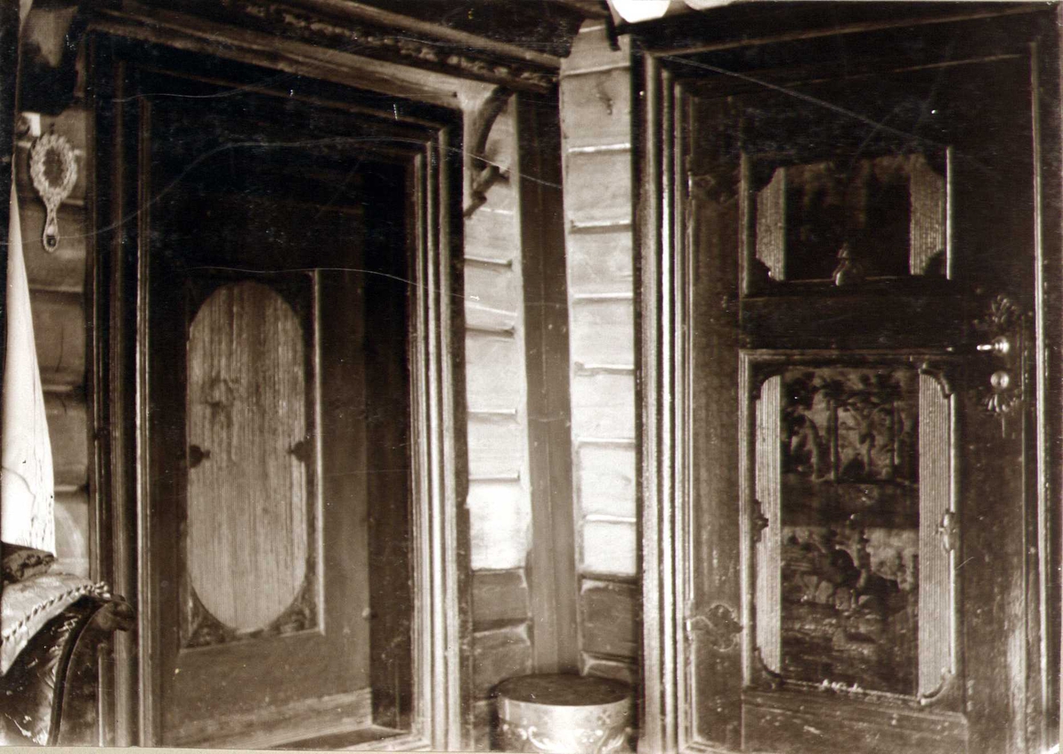 Dører i opstugu, Skoje, Sauland, Hjartdal, Telemark. Fotografert 1907.
