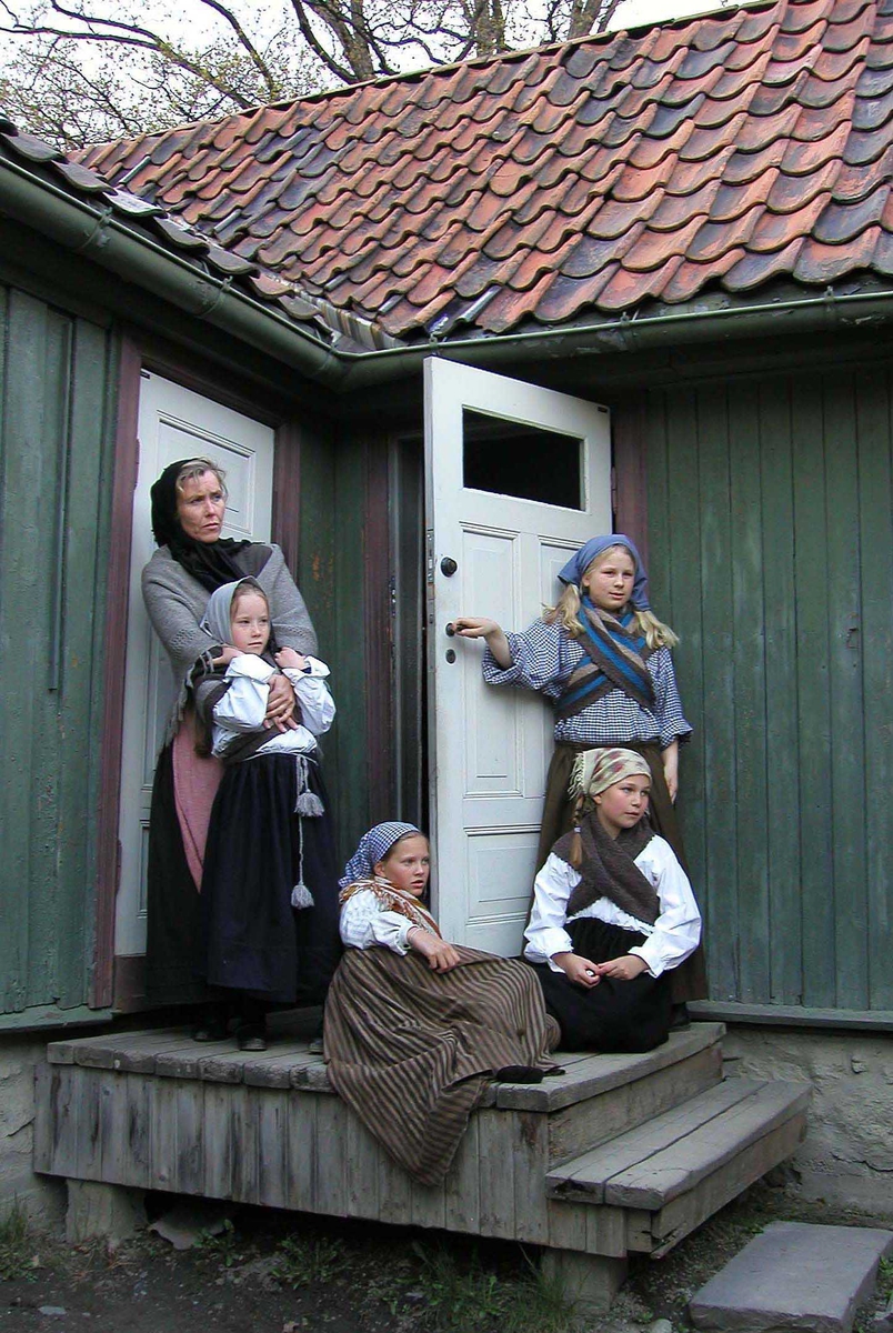 "Bøller og Besteborgere"
 Vandreteater, bilde 3. 
Johannesgate 12, bygning nr, 203. på Enerhaugen, Norsk Folkemuseum.