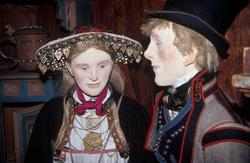 Fra draktutstillingen " Folk og klede-skikk og bruk"
Her er