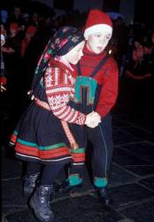 Julemarked på Norsk Folkemuseum året 2003. Museets dansegrup