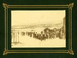 Norge. Bryllup. Vinterbilde med mennesker i samisk drakt.