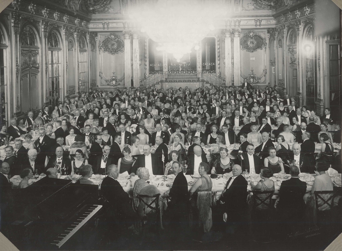 Komponisten Christian Sinding (1856-1941) i festmiddag med andre selskapskledde personer. Sinding nr. 4 fra høyre i første rekke.
