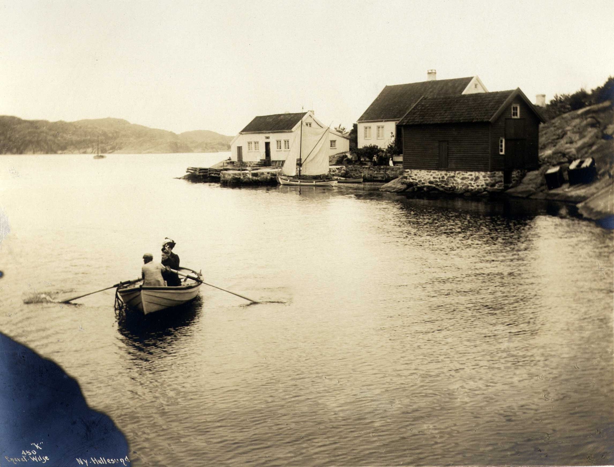 Skjærgård med trehus og robåt, Ny Hellesund, Søgne, Vest-Agder. Fotografert 1912.
