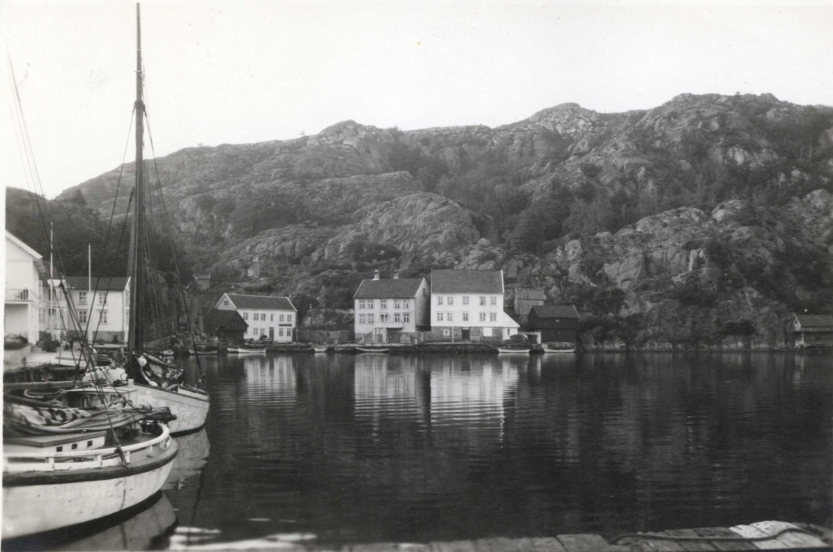 Havneområde med trehus og seilbåter, Kleven, Mandal, Vest-Agder. Fotografert 1923. 