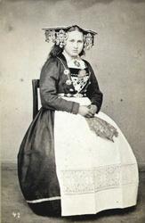 42. Brudedrakt, Voss, Hordaland. Visittkortformat.