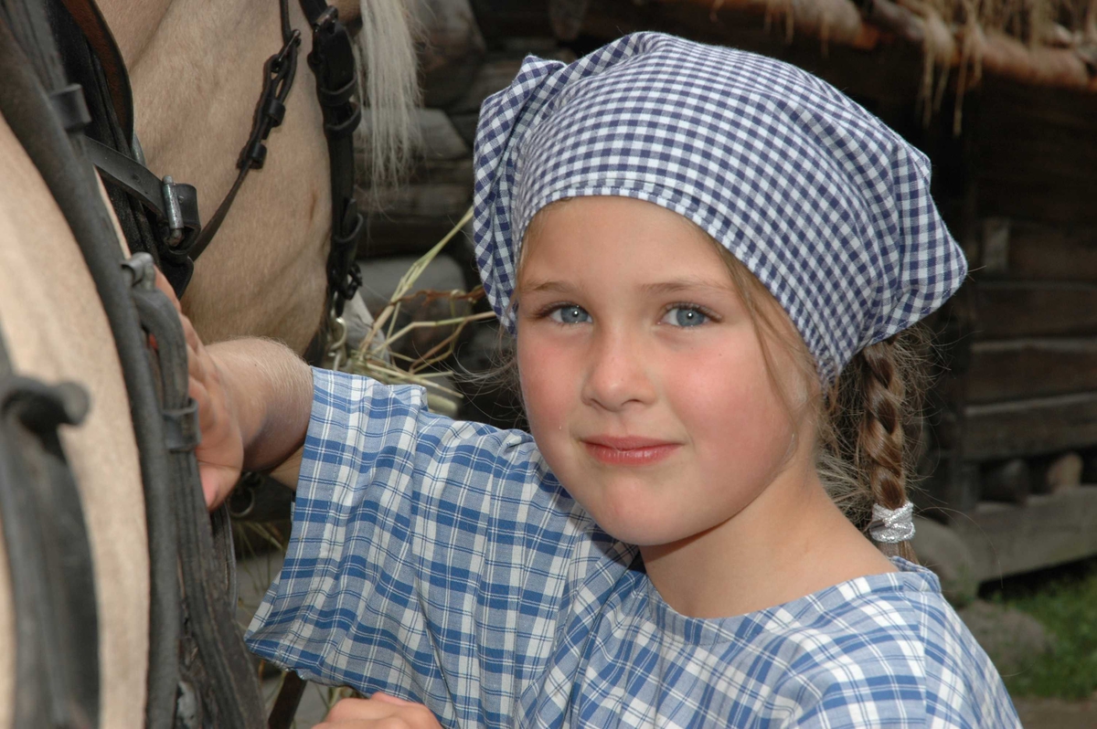 Levendegjøring på museum.
Ferieskolen uke 30 i 2005. Jente koser med hesten.
Norsk Folkemuseum, Bygdøy.