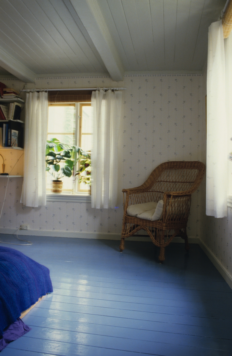 Soverom med malt panel på gulv og i tak. fotografert for bonytt ...