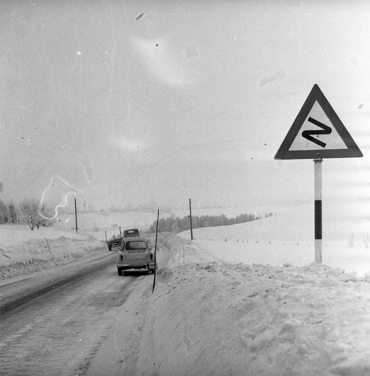 Trafikkskilt langs Trondheimsveien, bil. Fotografert janunar 1959.