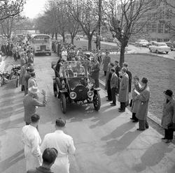 Veteranvogn Rally Oslofjord 1951. Sjåfør og passasjer kjører