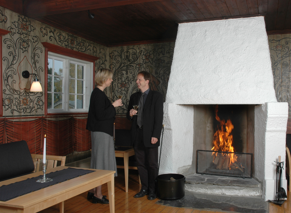 Serie bilder fra Restauranten (Gjestestuene) ved Norsk Folkemuseum. Bildene er tatt for markedsføring av Restauranten. Museumspersonale i festantrekk.