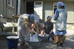 Levendegjøring på museum.Ferieskolen uke 31. Klesvask på En