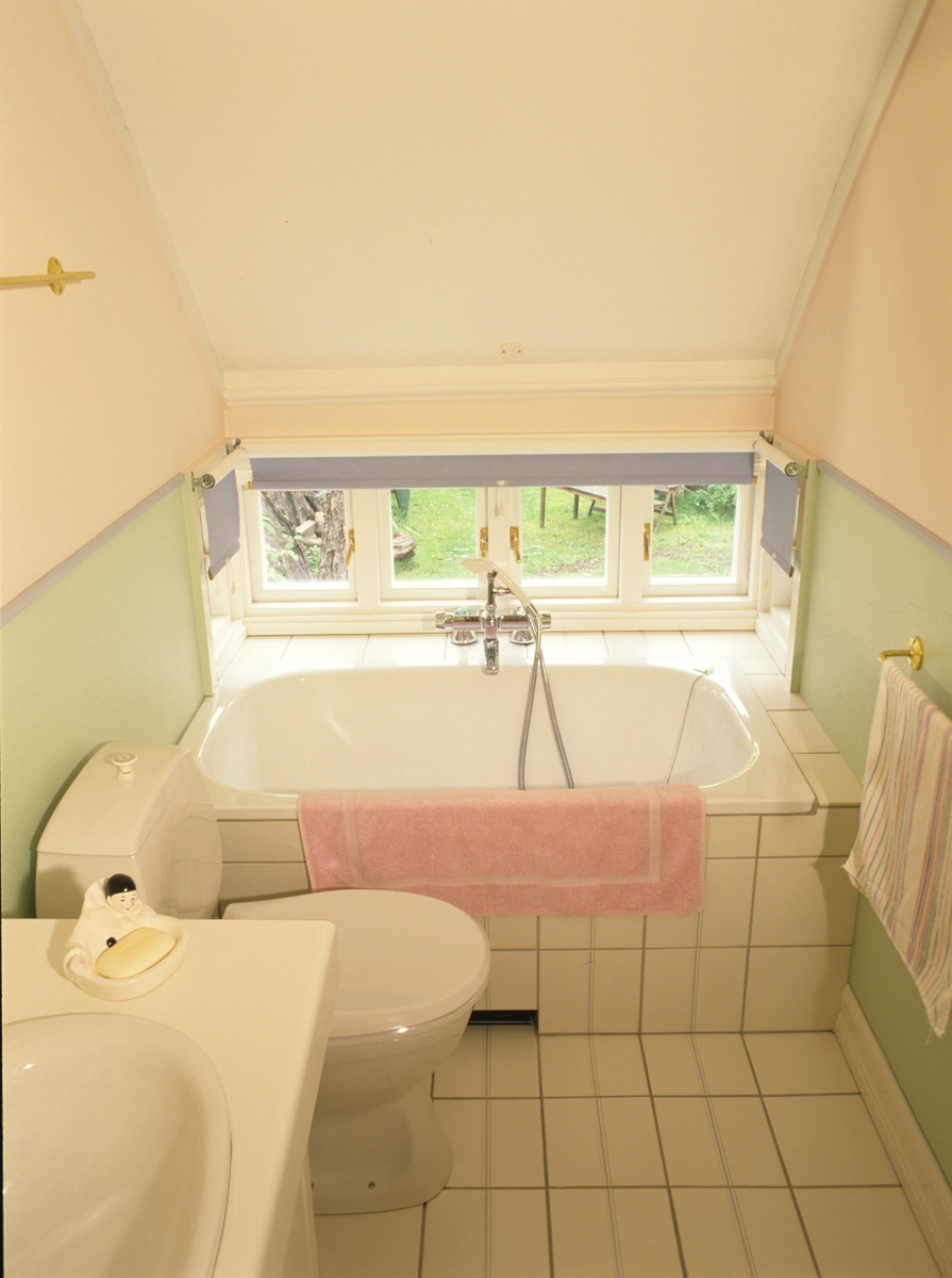 Interiør, innredningsdetaljer, fra badet, vinduer over badekar, illustrasjonsbilde fra Nye Bonytt 1988.