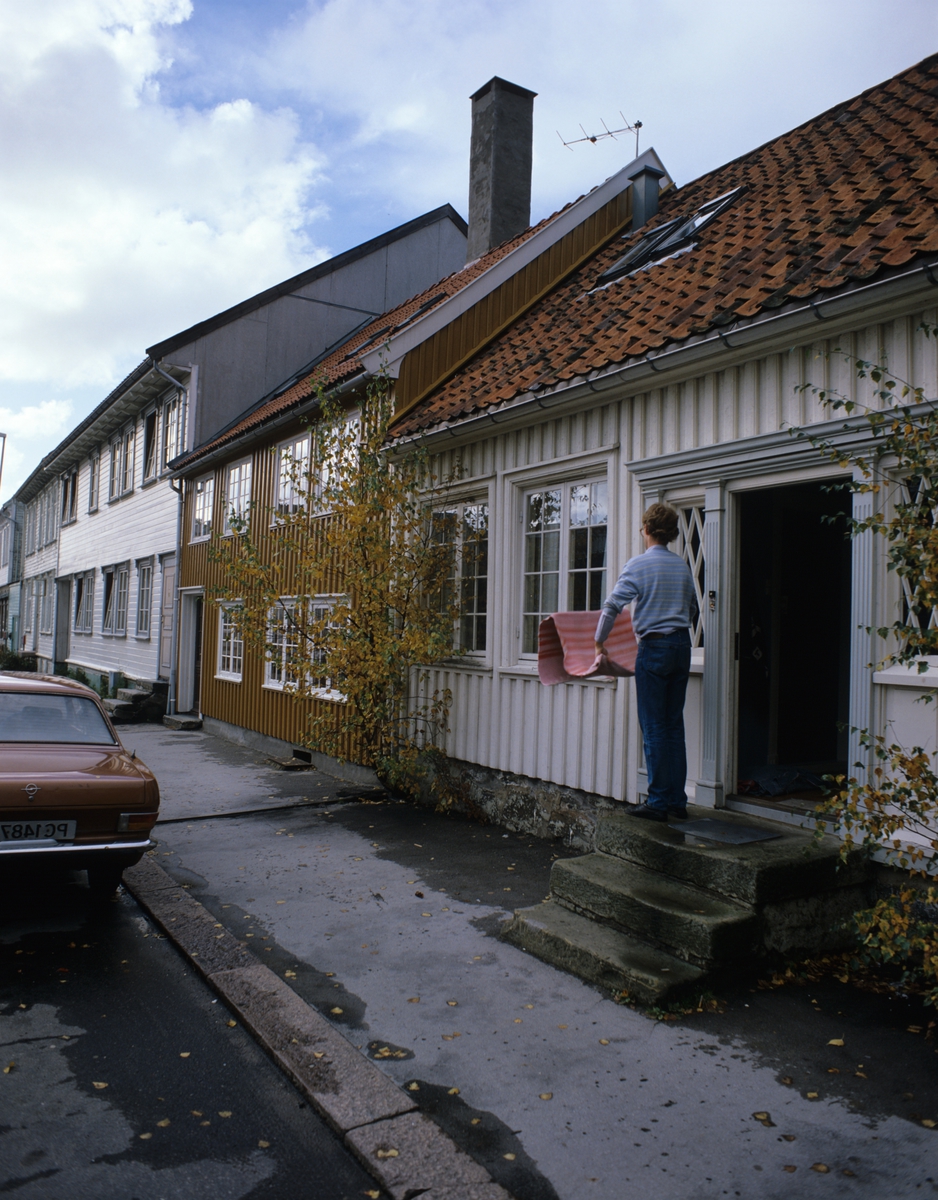 Den gamle bebyggelsen i Holbergs gate, Kristiansand. Illustrasjonsbilde fra Nye Bonytt 1989.