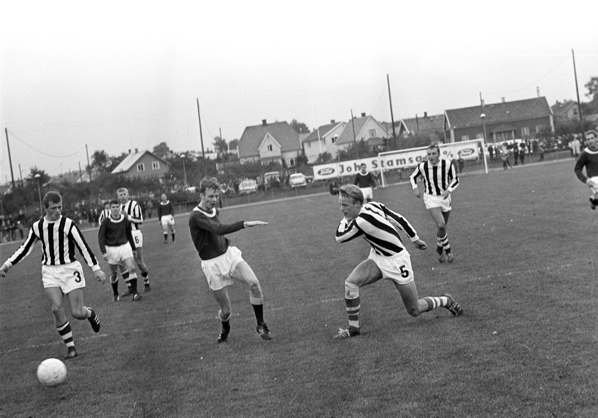 Serie. Fotballkamp mellom Sarpsborg og Frigg. Fotografert 24. sept. 1968.