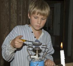 Levendegjøring på museum.Ferieskolen uke 32 i 2007. Tinn sm