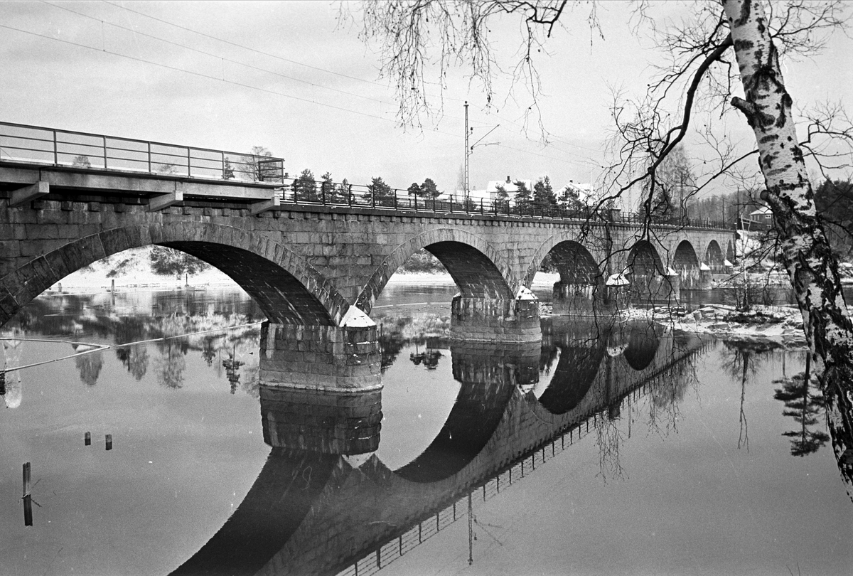 Serie. Hønefoss sentrum og jernbanebru over elv, Ringerike, Buskerud. Fotografert 5. des. 1964.