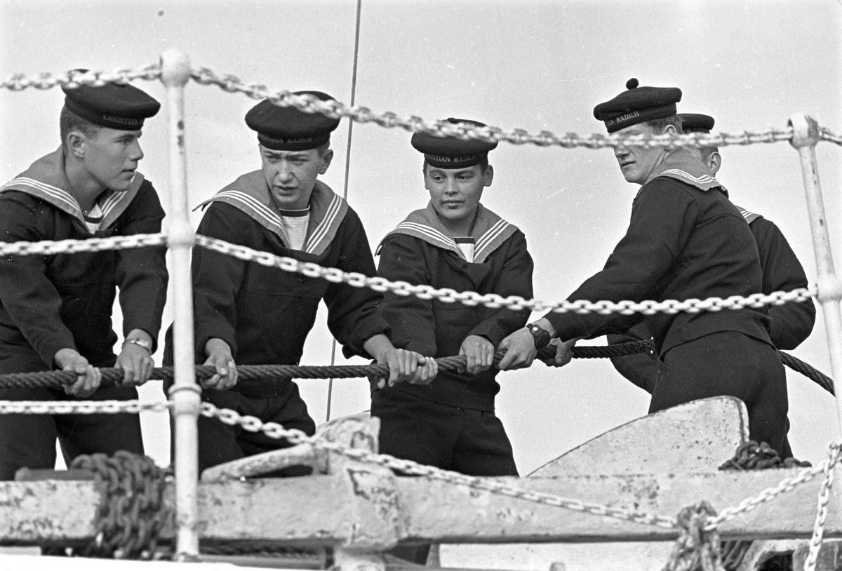 Serie. Mannskap ombord på skoleskipet "Christian Radich". Fotografert okt. 1964.