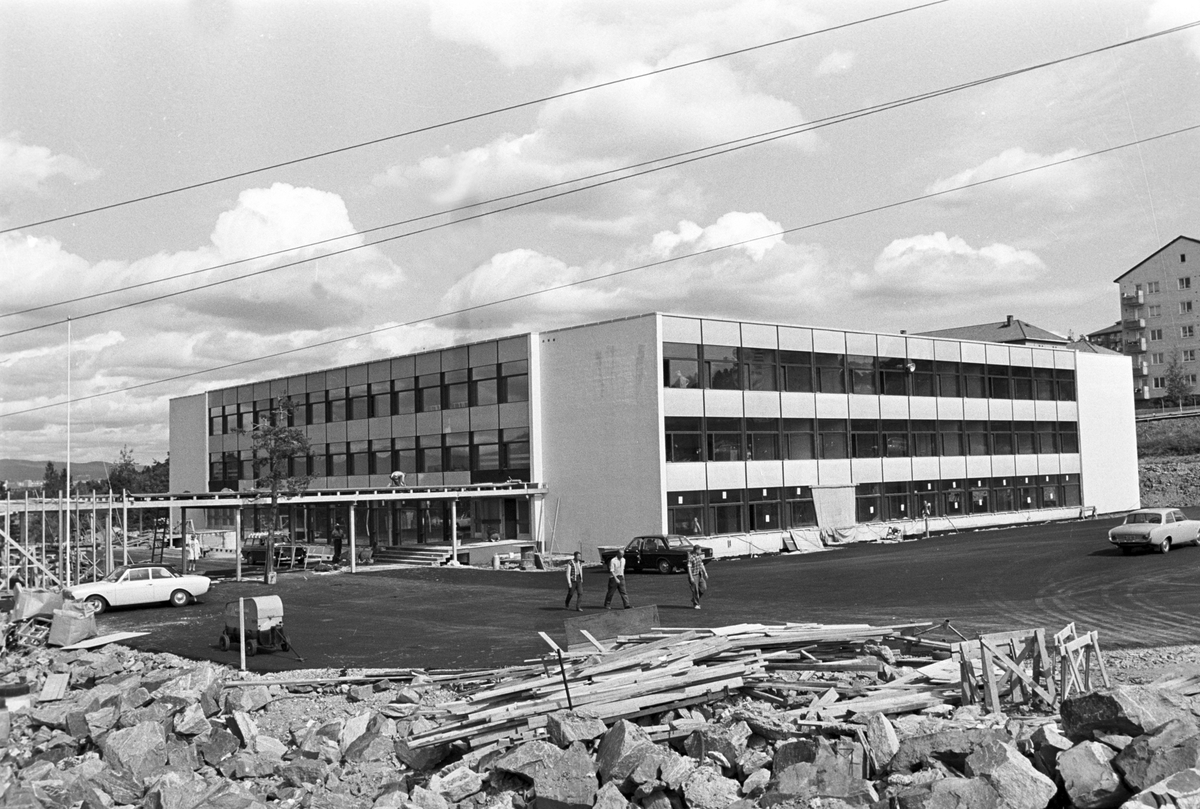Serie. Nye skolebygg. Ett med foreløpig tomt svømmebasseng. Fotografert høsten 1968.