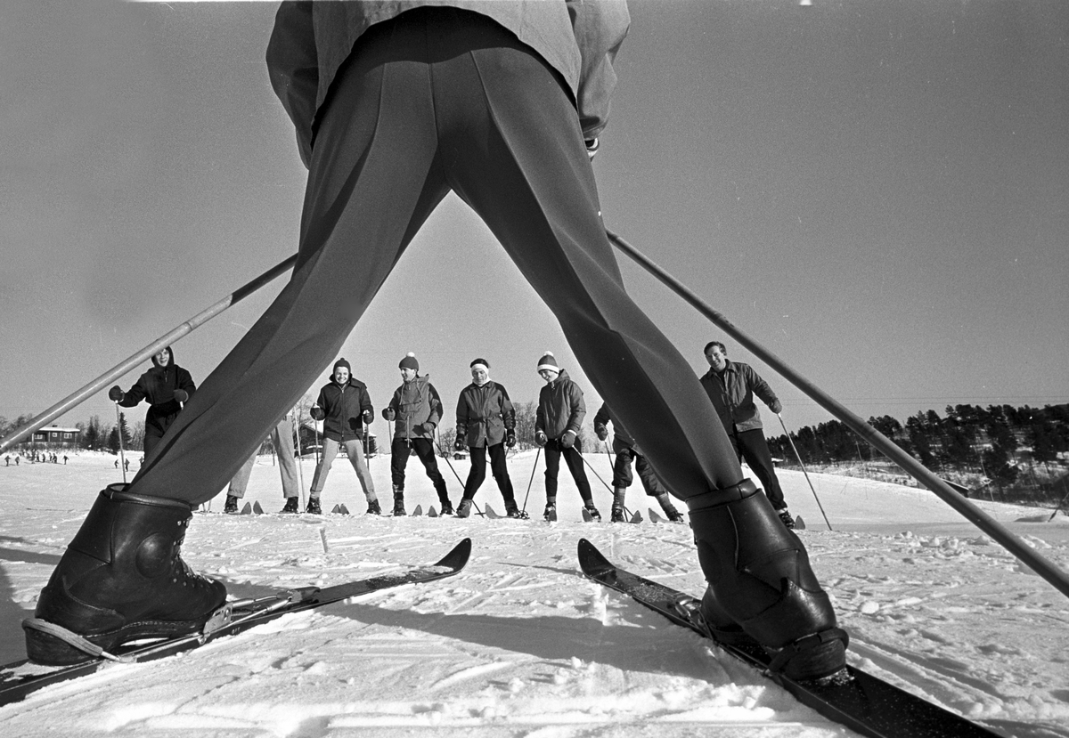 Serie. Vinteruke for turister på Geilo, med reinsdyrkjøring og skiinstruksjon. Fotografert februar 1965.
