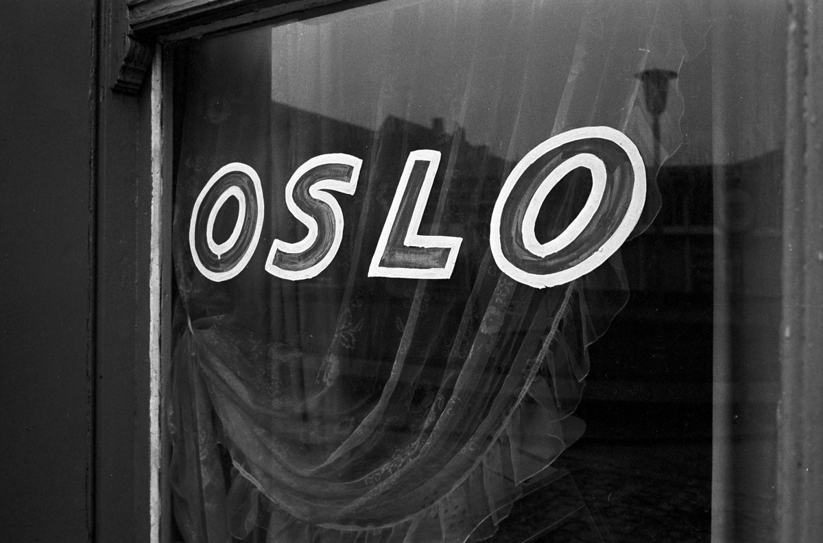 Serie. Havnekneiper, havneområde, sluser og lektere, Antwerpen, Belgia
Fotografert 1965.

