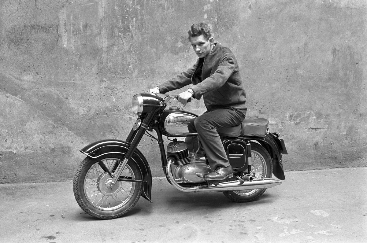 Serie. Presentasjon Jawa 125 motorsykkel. Fotografert 3. mai 1961.