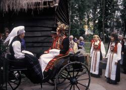 Brudefølget drar til kirken.