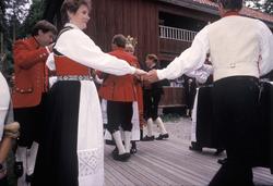 Brudeparet og gjester danser.