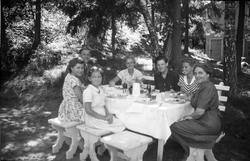 Guri, Kari, Dordi og Siri  Arentz på besøk hos familien Jamé