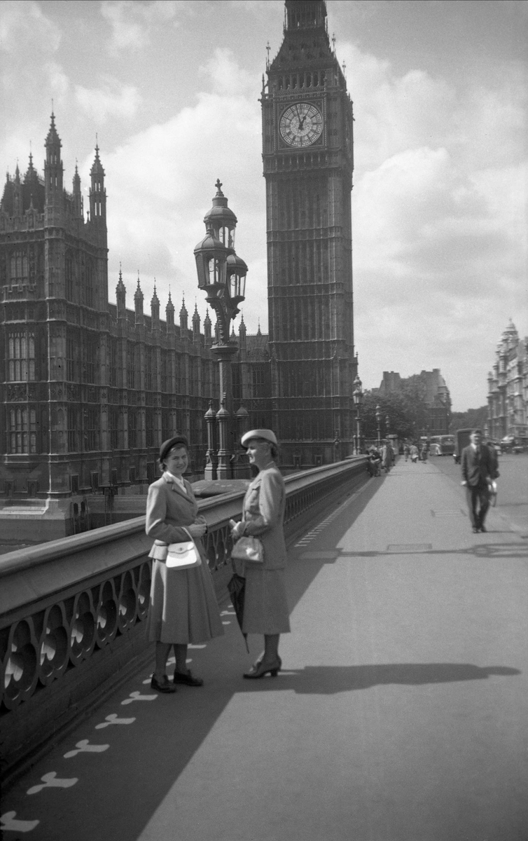 Dordi og Guri Arentz foran Big Ben i London. Fotografert september 1950.