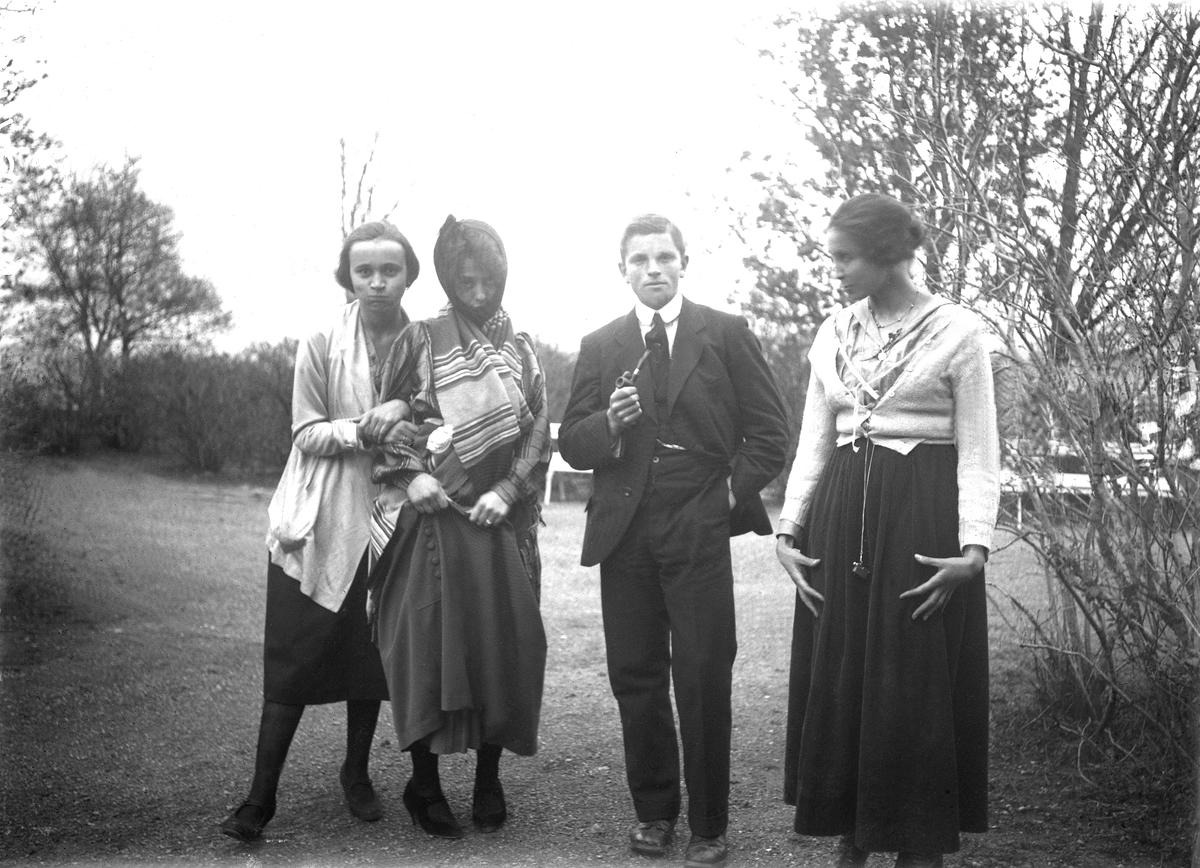 Fire venner fotografert i en hage. Fra venstre Else Mostue, Lillian Bennet, Fritjof Arentz og Ruth Fersing.
