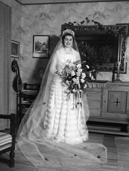 Guri Arenzt står brudekledd i stuen på P.T. Mallingsvei 4, O