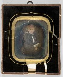 Daguerreotypi. Halvfigur portrett av ukjent gutt. Han sitter