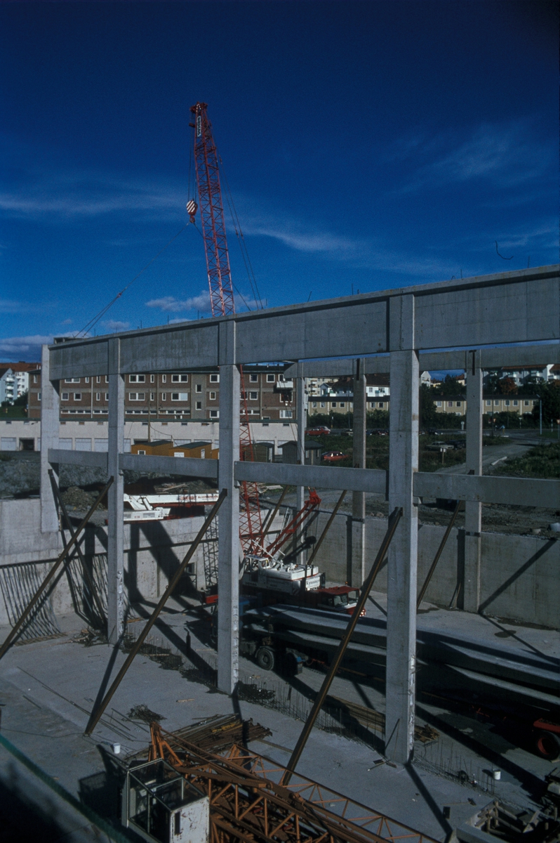 Byggeplass. Konstruksjon av Tiedemanns nye råtobakklager på Hovin i 1978.