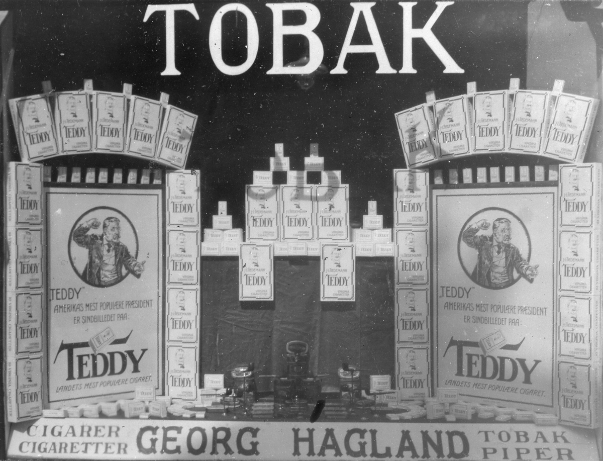 Vindusutstilling hos tobakksforretningen Georg Hagland i Haugesund fra 1925 med reklame for Teddy sigaretter.