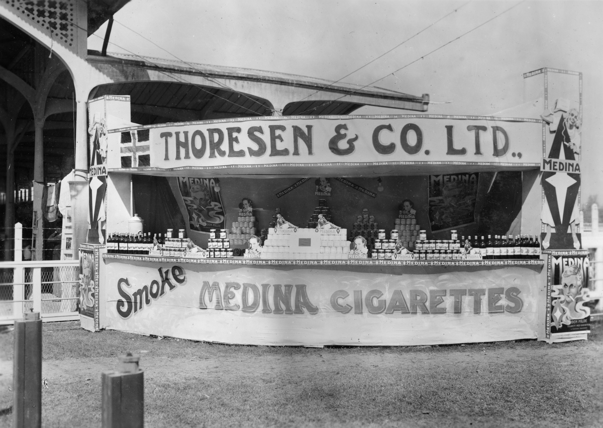 S.P.I.V.-utstilling i Bangkok i januar 1936. Thoresen & Co. Ltd. viser produkter og reklame fra Tiedemann av varemerket Medina.