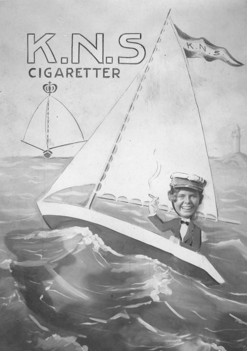 Foto fra Tiedemanns stand på varemessen i Kristiansand 1926 hvor publikum kunne bli gratis portrettert med sitt ansikt kikkende gjennom en av Tiedemanns reklameplakater, her K.N.S sigaretter.