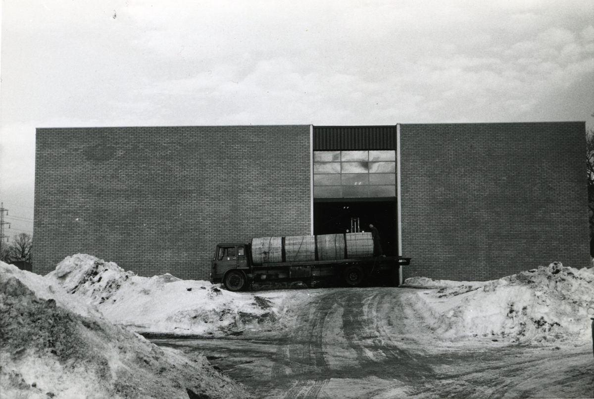 Byggeplass.
Konstruksjon av Tiedemanns Tobaksfabrik på Hovin i 1967. En lastebil står foran en av de ferdige bygningene.