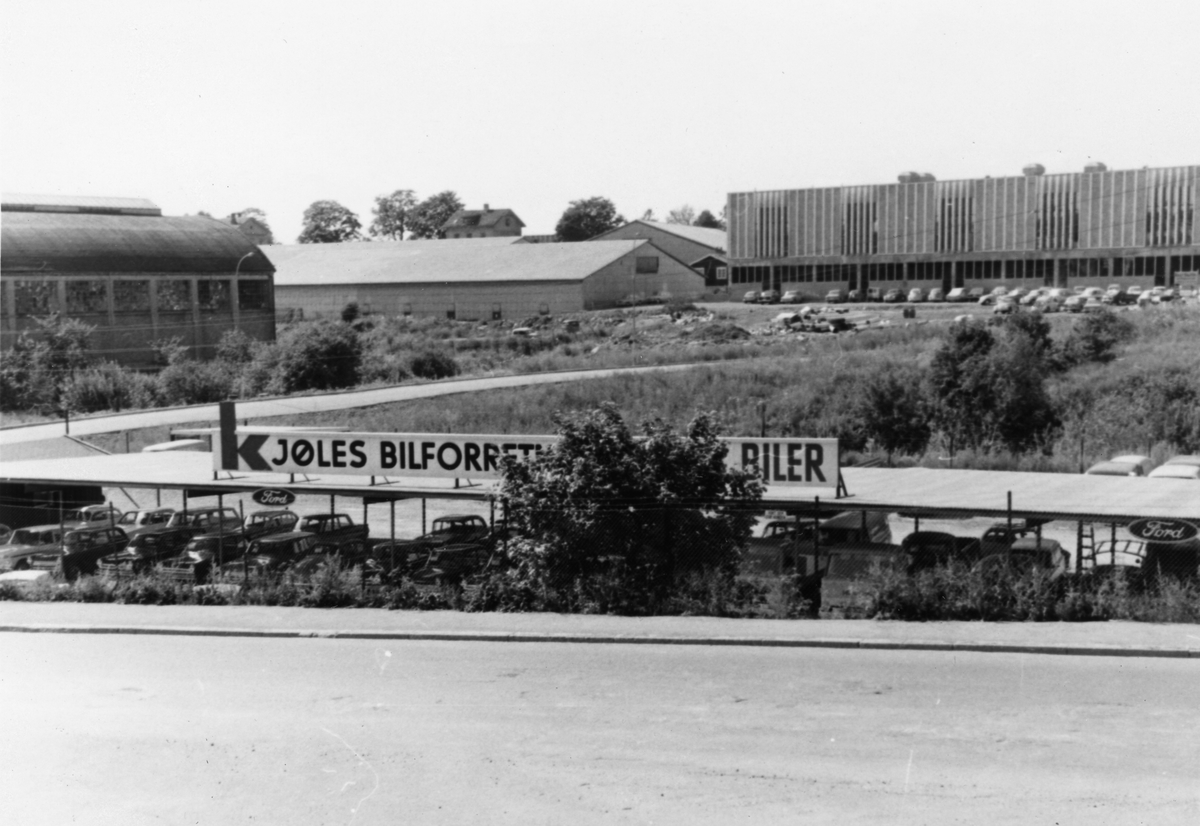 J. L. Tiedemanns Tobaksfabrik på Hovin i 1968. Den nye fabrikken er fotografert med Kjøles Bilforretning i forgrunden. Bildet ble tatt i forbindelse med konstruksjonen av fabrikken.