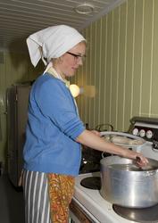 Koking av pølser. Juleforberedelser i formidlingsrommet i El