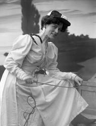 Portrett, ung kvinne i lys kjole. Frøken Starin. Med ridepis