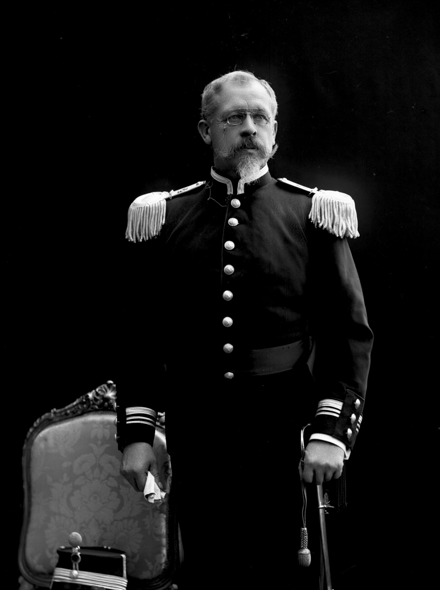 Portrett, Fredrik Meltzer Brun (født 1848), i uniform som oberstløytnant ved infanteriet som reglementert fra 1894 til 1910.