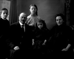 Gruppeportrett av familien Ulvin. Mor, far, en sønn og to dø