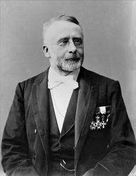 Avfotografering. Portrett, mann i dress med medaljer og orde