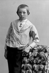 Portrett av Hallgrim Kilde som gutt i matrosdrakt. Fotografe