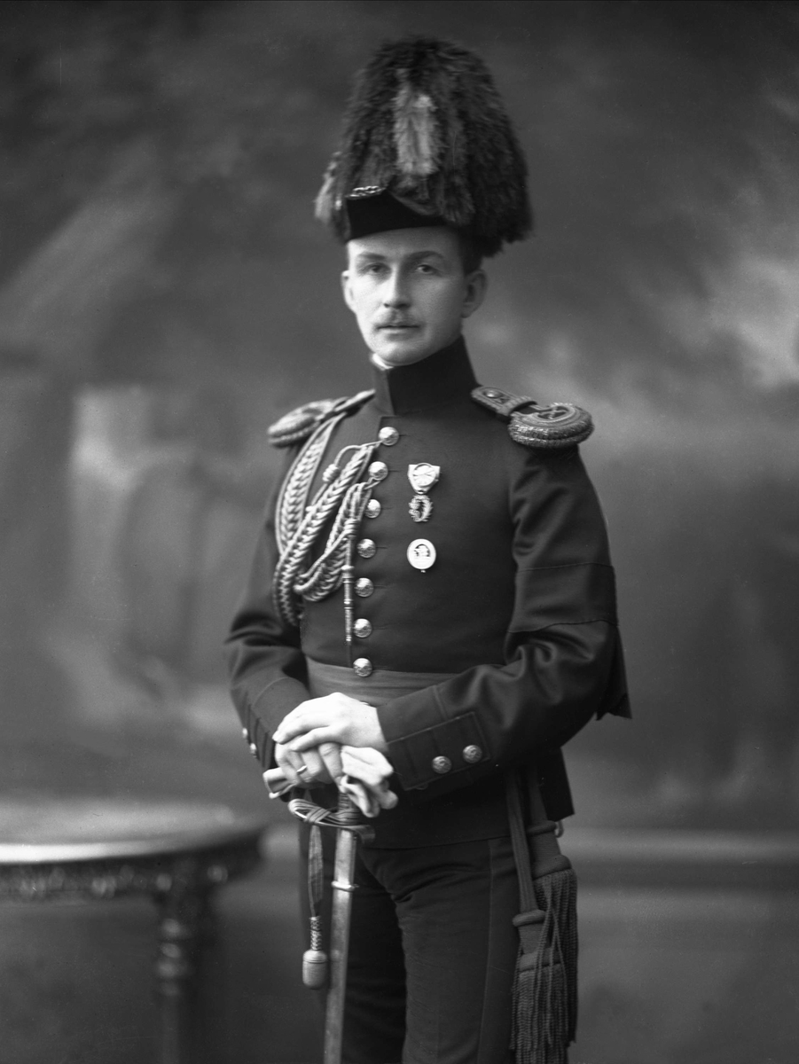 Portrett, kaptein Christopher Fougner i uniform for Generalstaben, 1909.