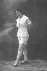 Portrett, kvinne i hvite kortbukser. Violet Jesset.