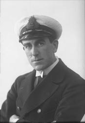 Portrett, mann i marineuniform. Løytnant John Rodda.