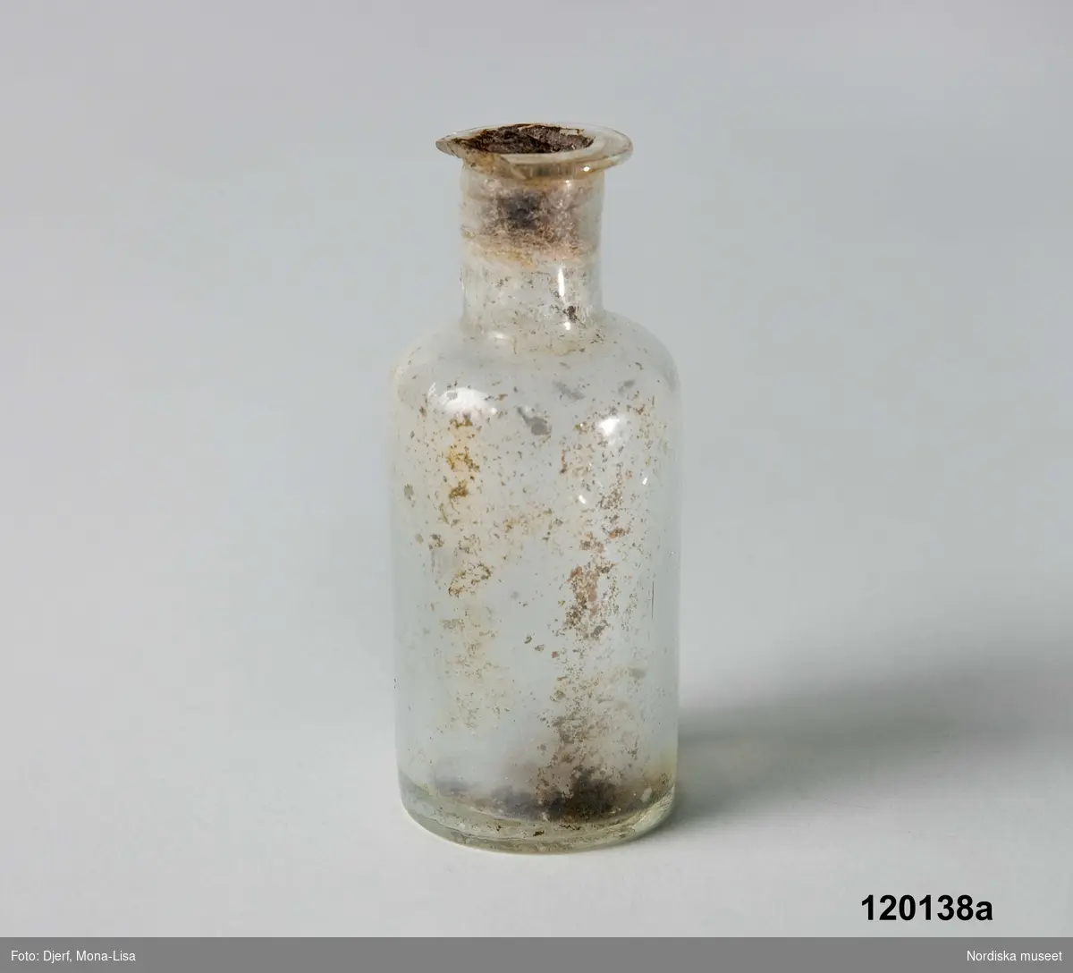 Huvudliggare:
"Brännvin i två, små flaskor (gravfynd). Funna vid gravgrävning 1913. Graven anses vara från omkring 1860-talet. Från S. Unnaryds kyrkogård."