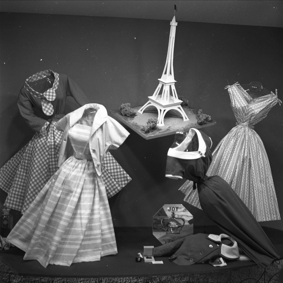 Utstilling av klær. Frogner, Oslo 1956.