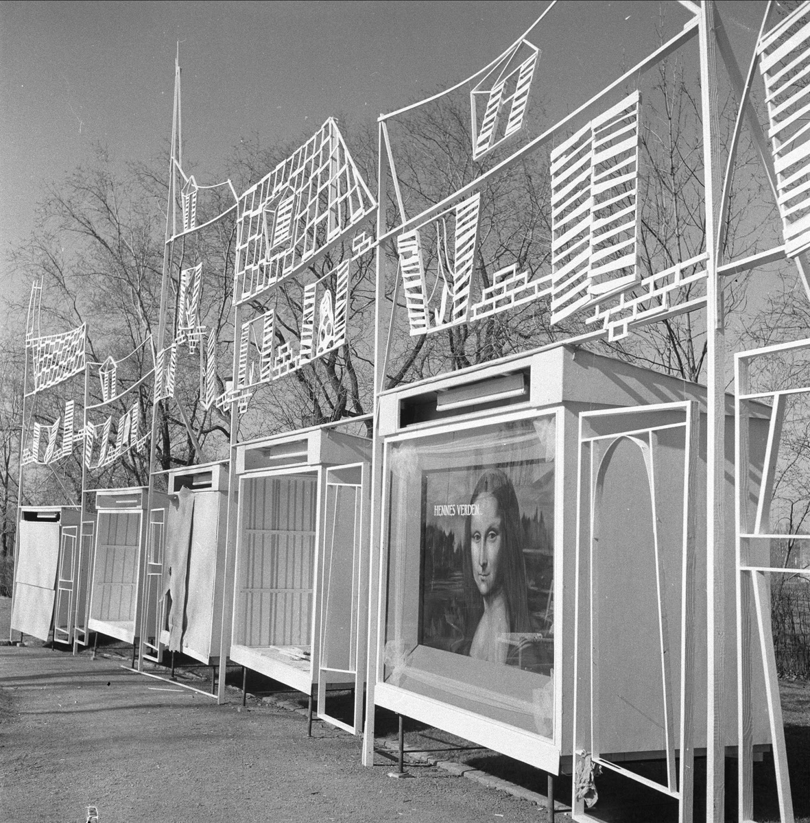 Reklame for "Hennes Verden". Inngangsparti, Frogner, Oslo 1956.